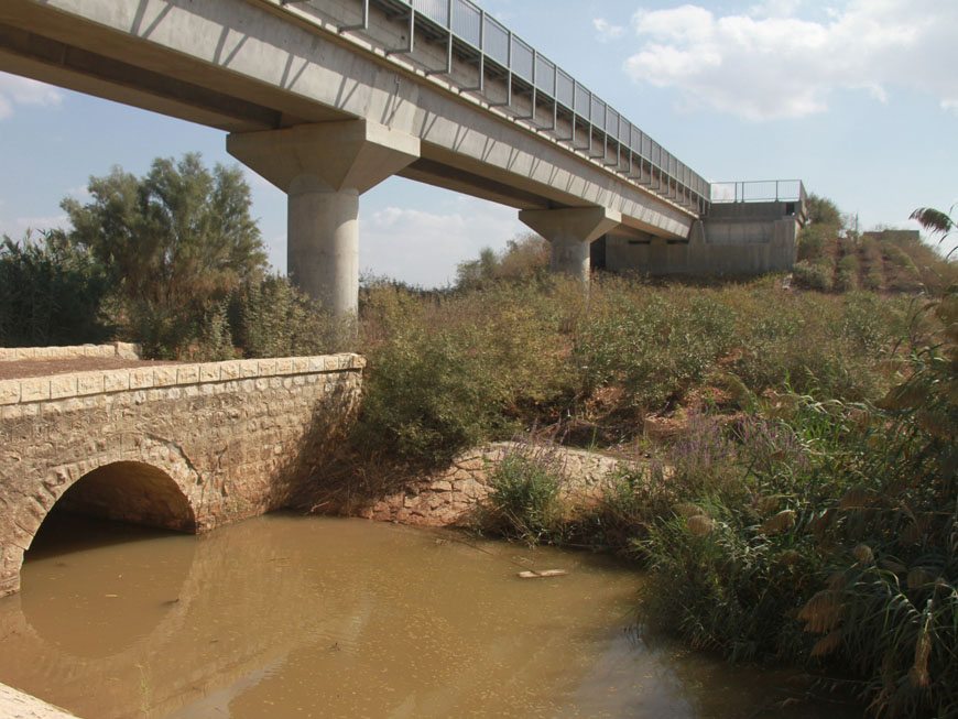 הגשר בנחל מזרע ניצב מעל הגשר העות'מאני המקורי, ומראה החדש מעל הישן מרגש. צילום: אורלי גנוסר
