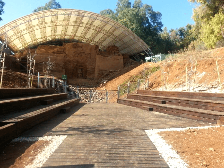 השער הכנעני. הוא עשוי לבני בוץ ומחופה בגג כדי לשמרו. צילום: טל ליוגנקי