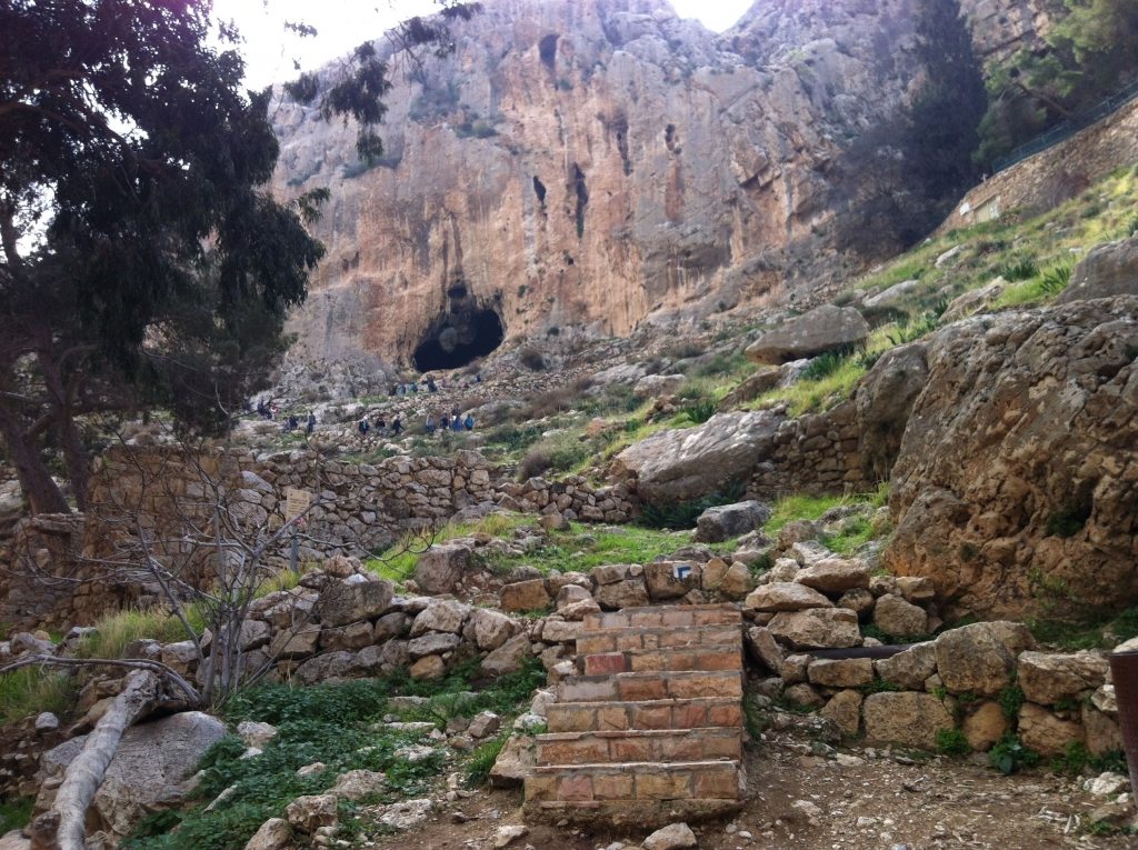 הדרכה בשמורת טבע עין פרת (מערת הפעמון)