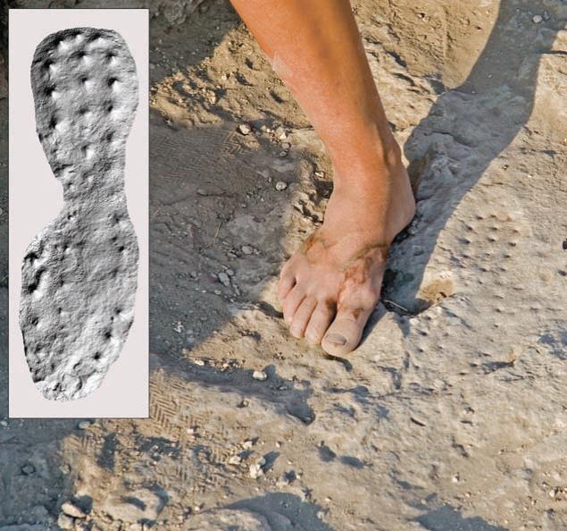 בתמונה: טביעת קליגה שלמה שהוטבעה בחומר המליטה של הקיר האחורי של הבסטיון בסוסיתא ולצדה העתק של הטביעה. באדיבות ד"ר מיכאל אייזנברג, מנהל משלחת חפירות סוסיתא