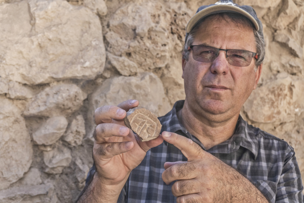 7.פרופ יובל גדות מאוניברסיטת תל אביב עם טביעת החותם. צילום שי הלוי רשות העתיקות
