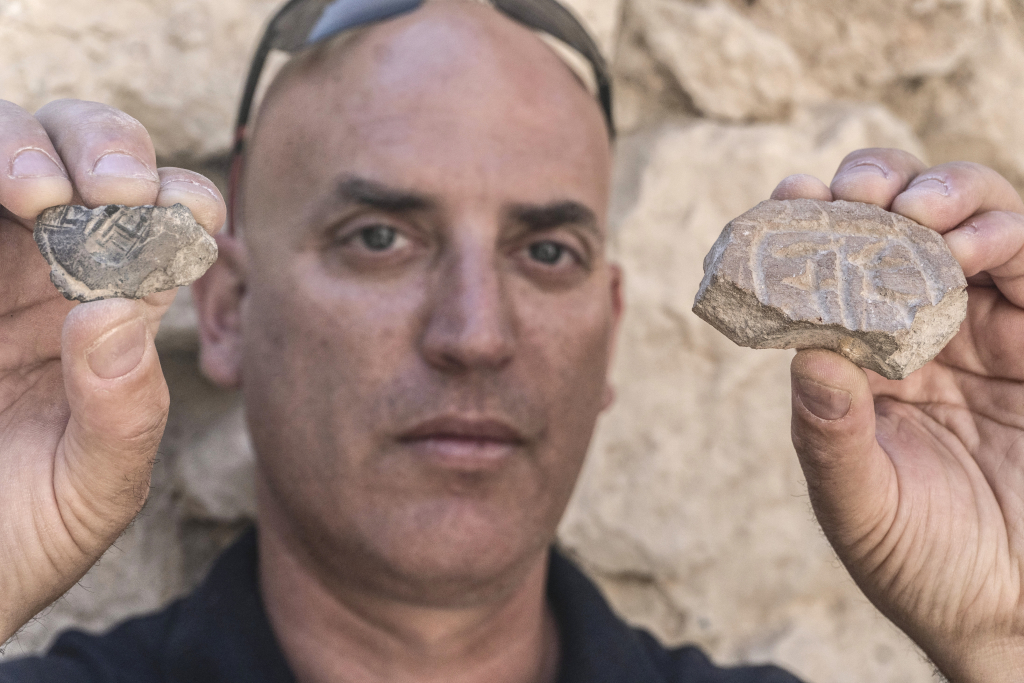 דר יפתח שלו 6. רשות העתיקות עם החותם וטביעת החותם. צילום שי הלוי רשות העתיקות