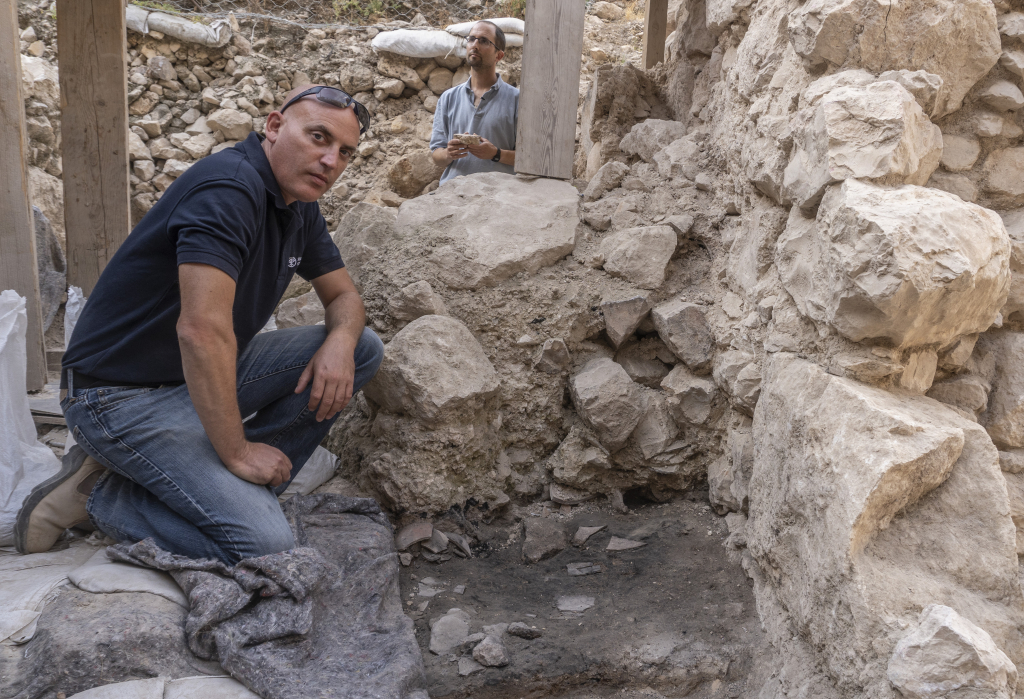 ד"ר יפתח שלו ליד הריסות של כדים שנמצאו באתר בית המקדש הראשון. צילום: שי הלוי, באדיבות רשות העתיקות.