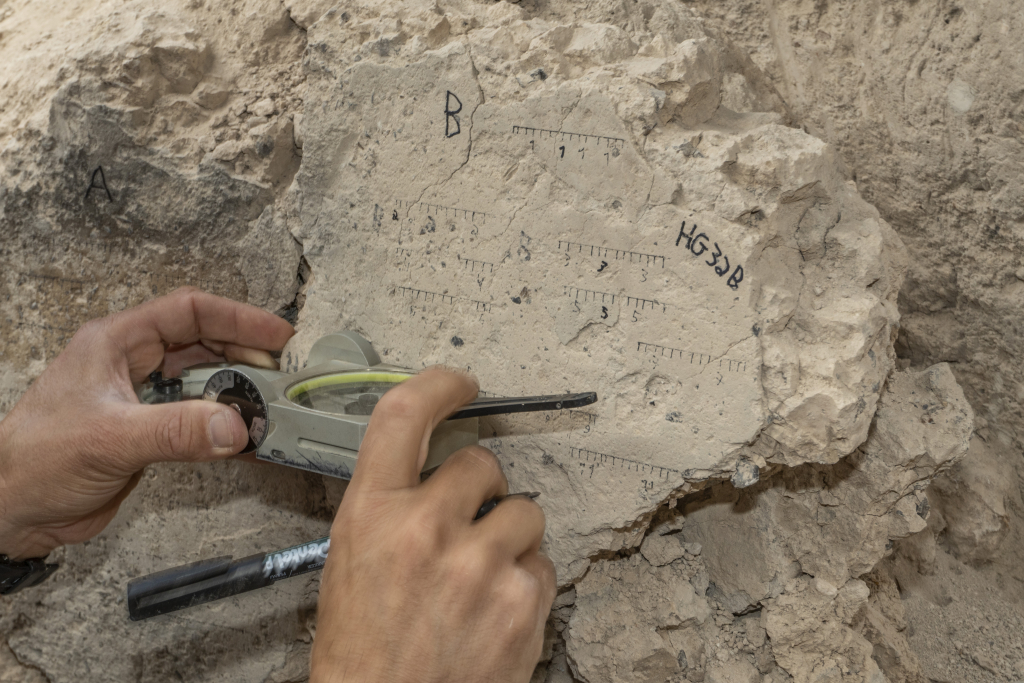 מדידות לרצפה שקרסה בזמן ההרס. צילום: שי הלוי, באדיבות רשות העתיקות.
