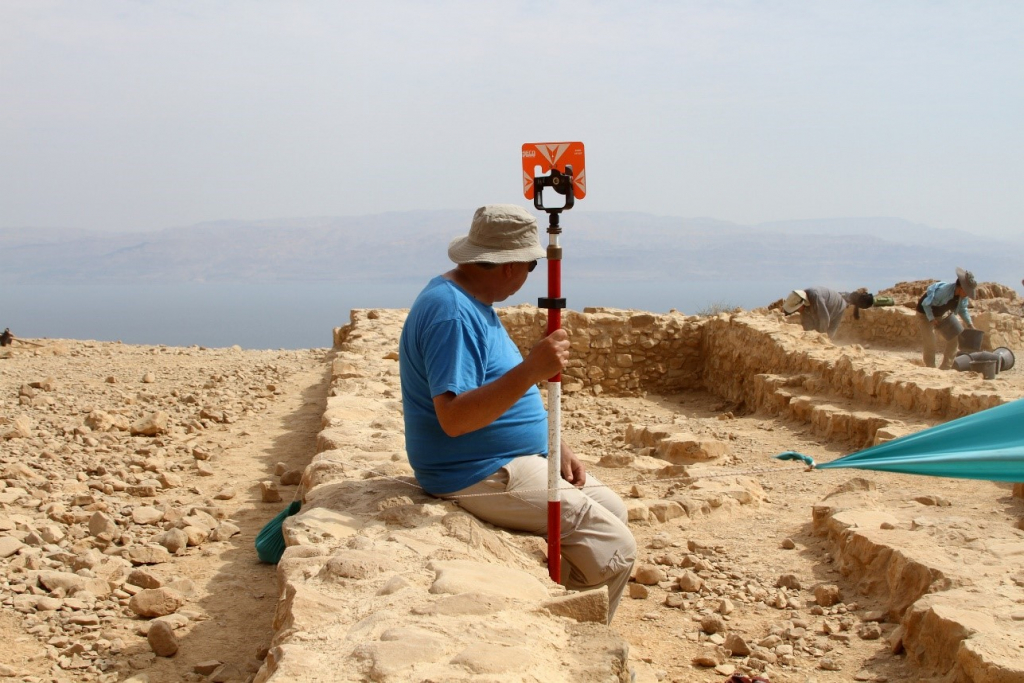 חפירה ומדידות במבנה המרכזי בעין גדי