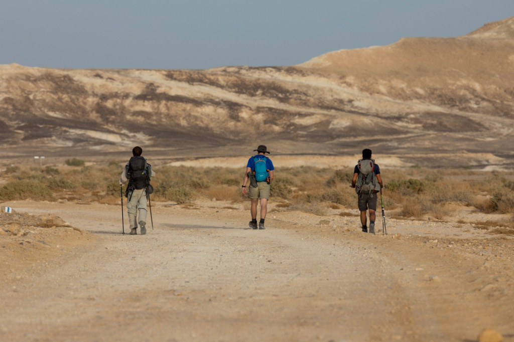מטיילים במדבר - צילום דורון ניסים רשות הטבע והגנים