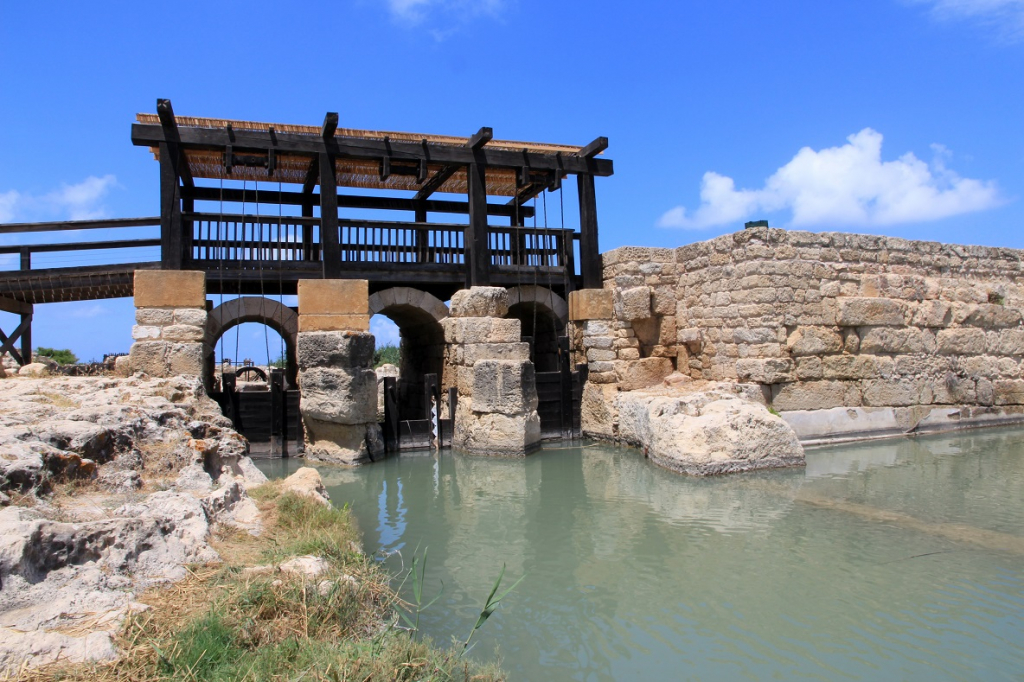 הסכר הרומי והמגופים המשוחזרים המזרימים את מי האגם המלאכותי במורד התעלות- צילום יעקב שקולניק