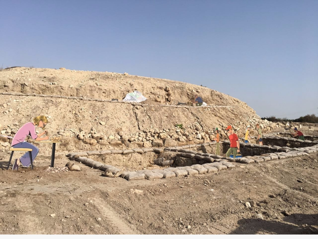 דמויות קומיקס מוצבות ברחבי האתר ומספרות דרכן את סיפורו של המקום. צילום איל מטרני